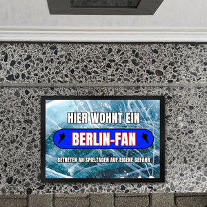 Hier wohnt ein Berlin-Fan Fußmatte in 35x50 cm mit Eishallen Boden-Motiv