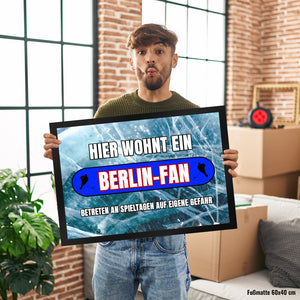 Hier wohnt ein Berlin-Fan Fußmatte in 35x50 cm mit Eishallen Boden-Motiv