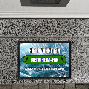 Hier wohnt ein Bietigheim-Fan Fußmatte in 35x50 cm mit Eishallen Boden-Motiv