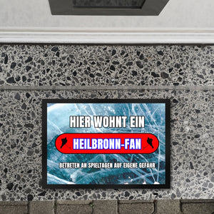 Hier wohnt ein Heilbronn-Fan Fußmatte in 35x50 cm mit Eishallen Boden-Motiv