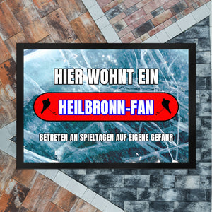Hier wohnt ein Heilbronn-Fan Fußmatte in 35x50 cm mit Eishallen Boden-Motiv