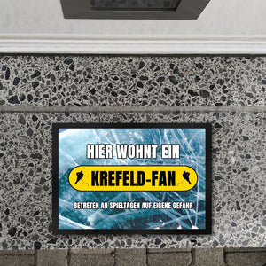 Hier wohnt ein Krefeld-Fan Fußmatte in 35x50 cm mit Eishallen Boden-Motiv