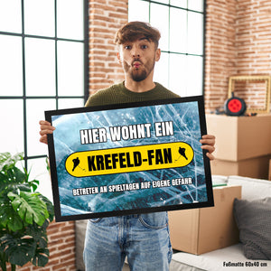 Hier wohnt ein Krefeld-Fan Fußmatte in 35x50 cm mit Eishallen Boden-Motiv