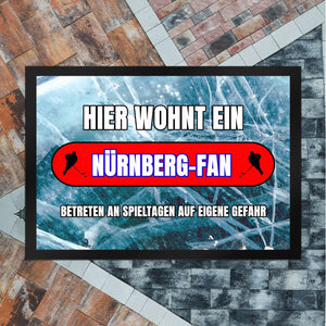Hier wohnt ein Nürnberg-Fan Fußmatte in 35x50 cm mit Eishallen Boden-Motiv