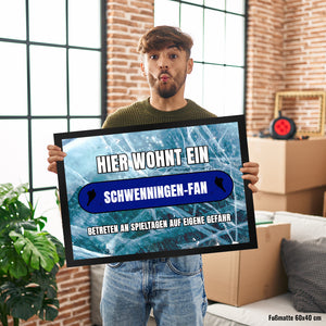 Hier wohnt ein Schwenningen-Fan Fußmatte in 35x50 cm mit Eishallen Boden-Motiv