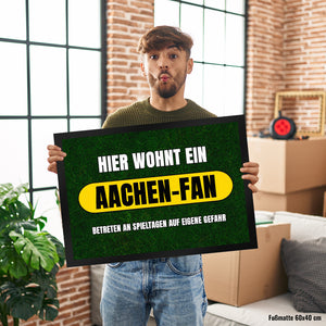 Hier wohnt ein Aachen-Fan Fußmatte in 35x50 cm mit Rasenmotiv