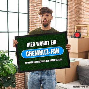 Hier wohnt ein Chemnitz-Fan Fußmatte in 35x50 cm mit Rasenmotiv