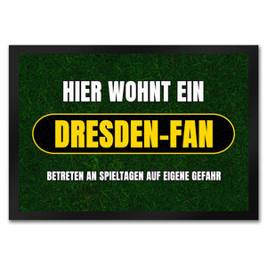 Hier wohnt ein Dresden-Fan Fußmatte in 35x50 cm mit Rasenmotiv