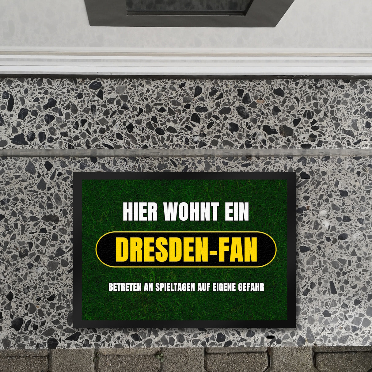 Hier wohnt ein Dresden-Fan Fußmatte in 35x50 cm mit Rasenmotiv