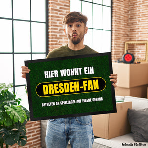 Hier wohnt ein Dresden-Fan Fußmatte in 35x50 cm mit Rasenmotiv