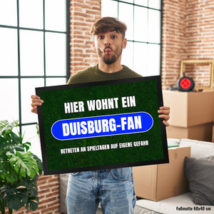 Hier wohnt ein Duisburg-Fan Fußmatte in 35x50 cm mit Rasenmotiv