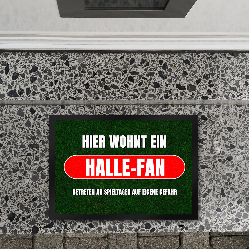 Hier wohnt ein Halle-Fan Fußmatte in 35x50 cm mit Rasenmotiv