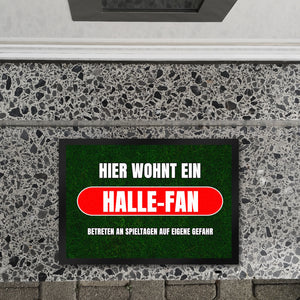Hier wohnt ein Halle-Fan Fußmatte in 35x50 cm mit Rasenmotiv
