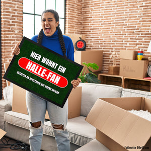 Hier wohnt ein Halle-Fan Fußmatte in 35x50 cm mit Rasenmotiv