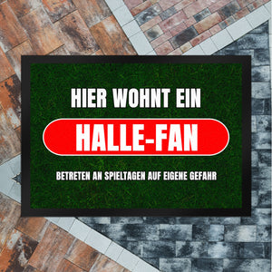 Hier wohnt ein Halle-Fan Fußmatte in 35x50 cm mit Rasenmotiv