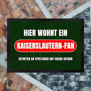 Hier wohnt ein Kaiserslautern-Fan Fußmatte in 35x50 cm mit Rasenmotiv