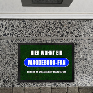 Hier wohnt ein Magdeburg-Fan Fußmatte in 35x50 cm mit Rasenmotiv