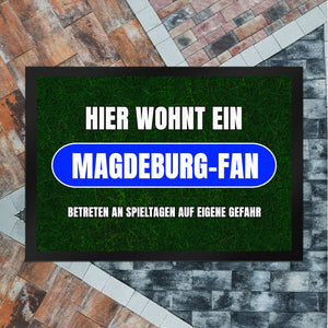 Hier wohnt ein Magdeburg-Fan Fußmatte in 35x50 cm mit Rasenmotiv