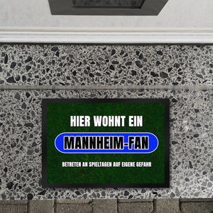 Hier wohnt ein Mannheim-Fan Fußmatte in 35x50 cm mit Rasenmotiv