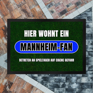 Hier wohnt ein Mannheim-Fan Fußmatte in 35x50 cm mit Rasenmotiv