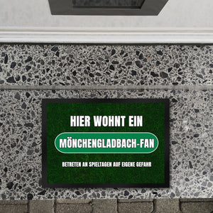 Hier wohnt ein Mönchengladbach-Fan Fußmatte mit Rasenmotiv
