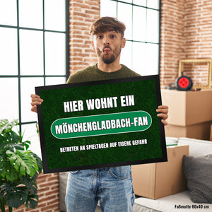 Hier wohnt ein Mönchengladbach-Fan Fußmatte mit Rasenmotiv