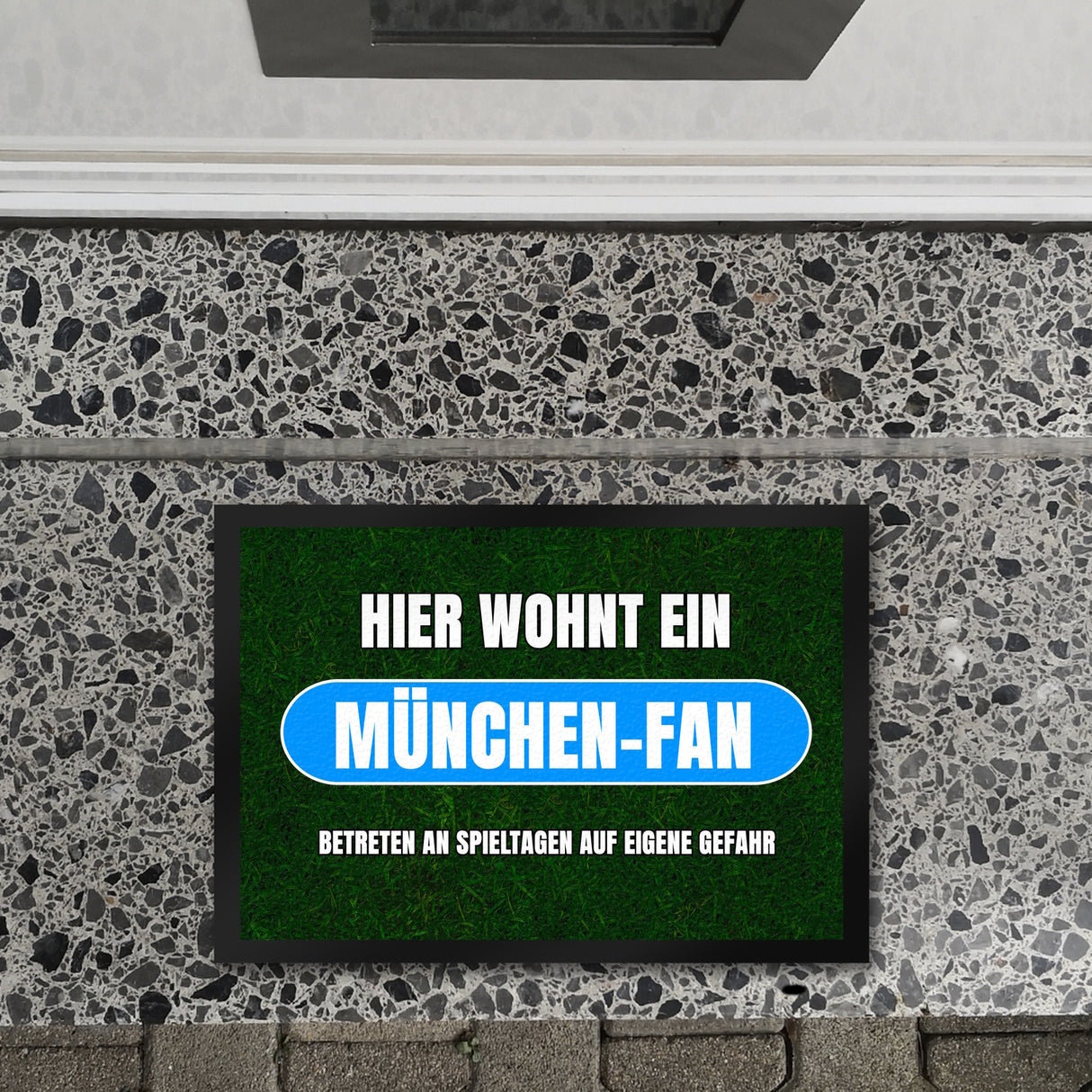 Hier wohnt ein München-Fan Fußmatte in 35x50 cm mit Rasenmotiv