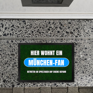 Hier wohnt ein München-Fan Fußmatte in 35x50 cm mit Rasenmotiv