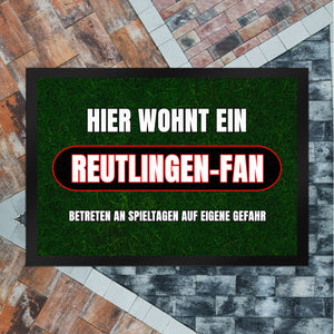 Hier wohnt ein Reutlingen-Fan Fußmatte in 35x50 cm mit Rasenmotiv