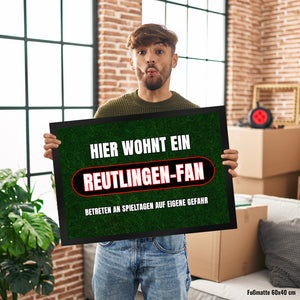 Hier wohnt ein Reutlingen-Fan Fußmatte in 35x50 cm mit Rasenmotiv