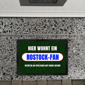Hier wohnt ein Rostock-Fan Fußmatte in 35x50 cm mit Rasenmotiv