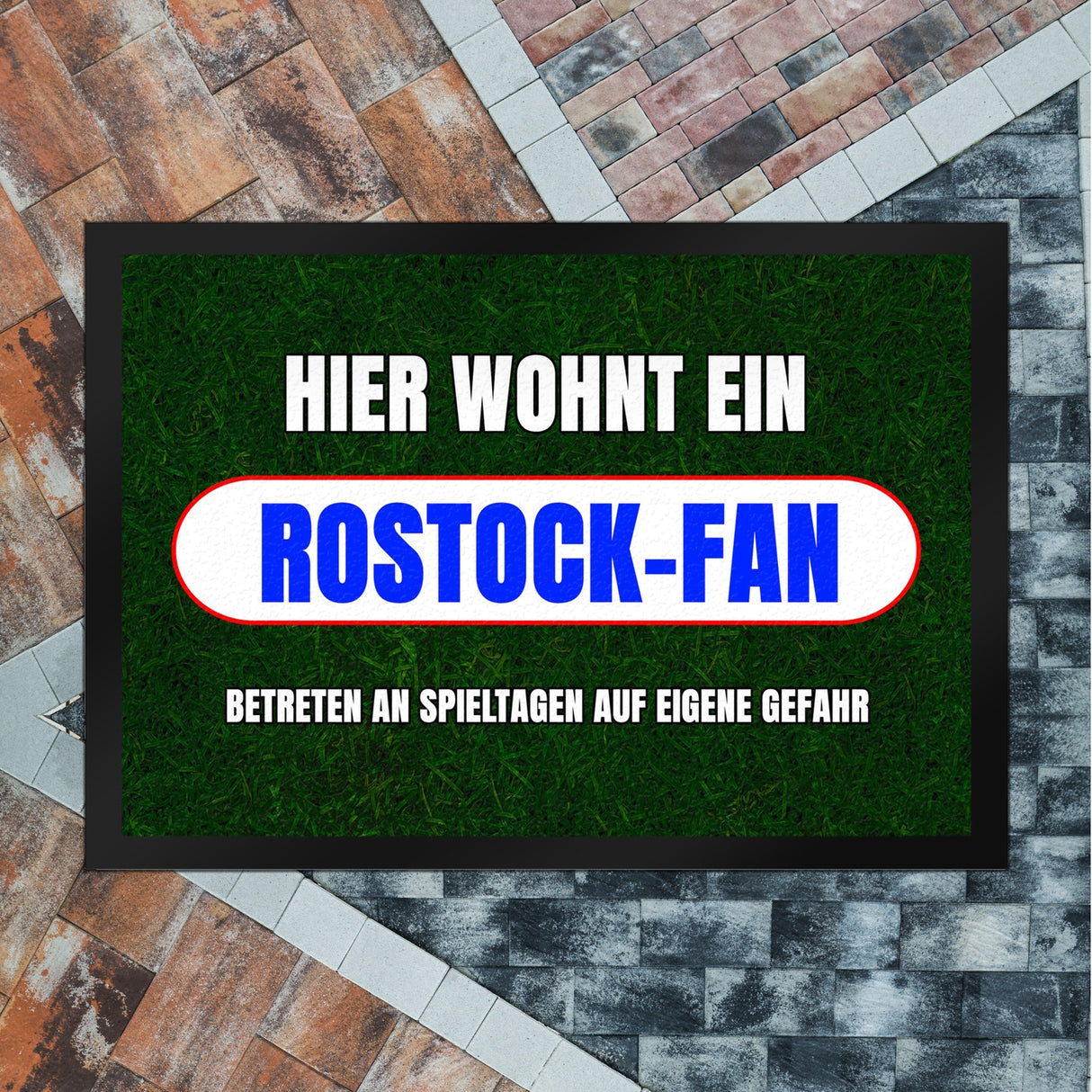 Hier wohnt ein Rostock-Fan Fußmatte in 35x50 cm mit Rasenmotiv