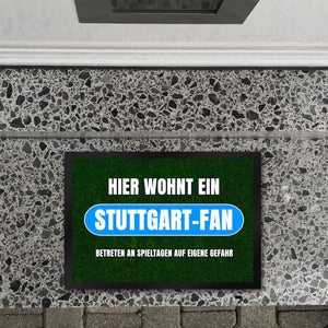 Hier wohnt ein Stuttgart-Fan Fußmatte in 35x50 cm mit Rasenmotiv