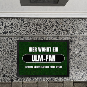 Hier wohnt ein Ulm-Fan Fußmatte in 35x50 cm mit Rasenmotiv
