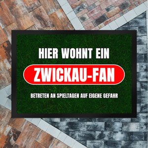 Hier wohnt ein Zwickau-Fan Fußmatte in 35x50 cm mit Rasenmotiv