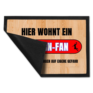 Hier wohnt ein Bayern-Fan Fußmatte in 35x50 cm mit Turnhallenboden Motiv