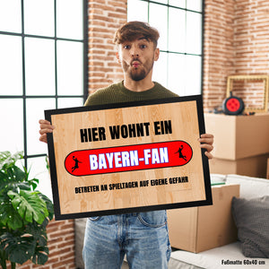 Hier wohnt ein Bayern-Fan Fußmatte in 35x50 cm mit Turnhallenboden Motiv