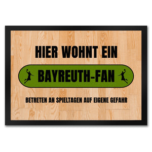 Hier wohnt ein Bayreuth-Fan Fußmatte in 35x50 cm mit Turnhallenboden Motiv
