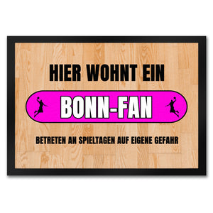 Hier wohnt ein Bonn-Fan Fußmatte in 35x50 cm mit Turnhallenboden Motiv