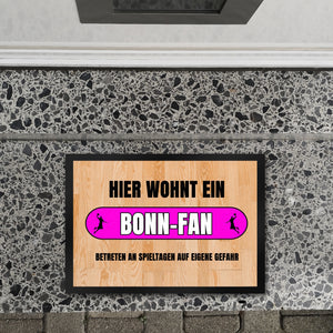 Hier wohnt ein Bonn-Fan Fußmatte in 35x50 cm mit Turnhallenboden Motiv