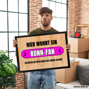 Hier wohnt ein Bonn-Fan Fußmatte in 35x50 cm mit Turnhallenboden Motiv