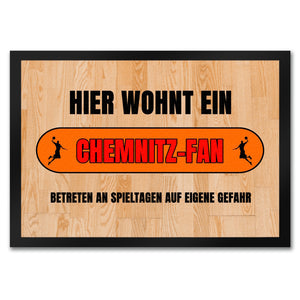 Hier wohnt ein Chemnitz-Fan Fußmatte in 35x50 cm mit Turnhallenboden Motiv