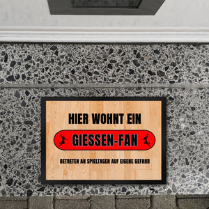 Hier wohnt ein Giessen-Fan Fußmatte in 35x50 cm mit Turnhallenboden Motiv