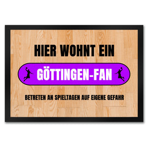 Hier wohnt ein Göttingen-Fan Fußmatte in 35x50 cm mit Turnhallenboden Motiv