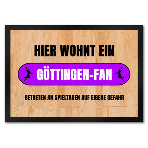 Hier wohnt ein Göttingen-Fan Fußmatte in 35x50 cm mit Turnhallenboden Motiv