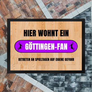 Hier wohnt ein Göttingen-Fan Fußmatte in 35x50 cm mit Turnhallenboden Motiv