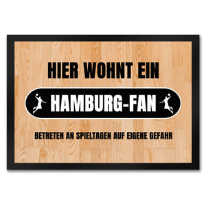 Hier wohnt ein Hamburg-Fan Fußmatte in 35x50 cm mit Turnhallenboden Motiv