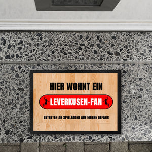 Hier wohnt ein Leverkusen-Fan Fußmatte in 35x50 cm mit Turnhallenboden Motiv