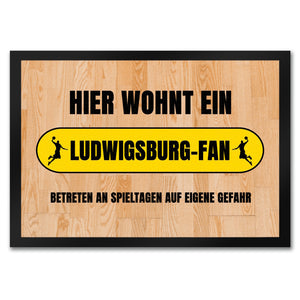 Hier wohnt ein Ludwigsburg-Fan Fußmatte in 35x50 cm mit Turnhallenboden Motiv