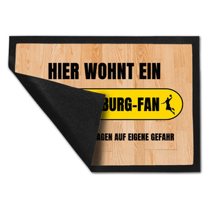 Hier wohnt ein Ludwigsburg-Fan Fußmatte in 35x50 cm mit Turnhallenboden Motiv